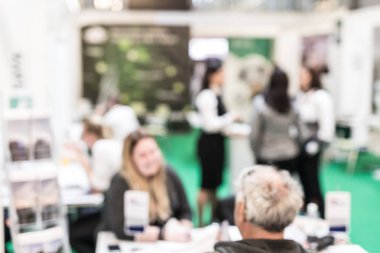 İş fuarında satış elemanı ile müşteri danışmanlık aobout ürün bulanık görüntü.