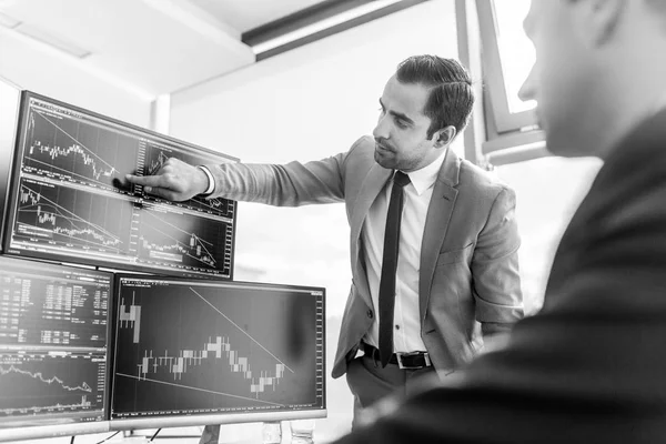 Effectenmakelaars kijken naar computerschermen, handelen online. — Stockfoto