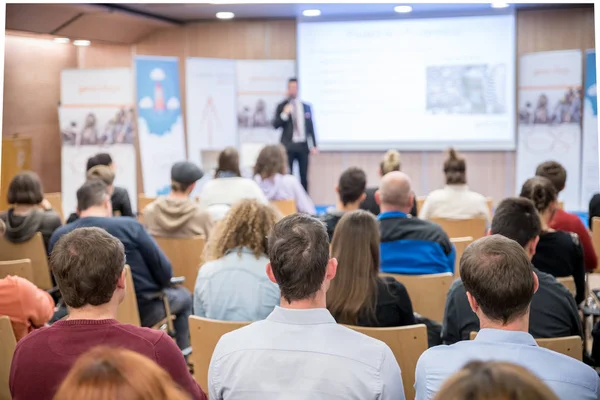 Obchodní mluvčí přednáší na obchodní konferenci. — Stock fotografie