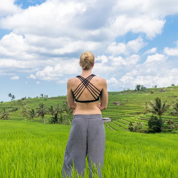 Laza alkalmi sportos nő élvezi a tiszta természet gyönyörű zöld rizsföldek Bali. — Stock Fotó