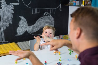 Konuşma terapisindeki küçük tatlı çocuk..
