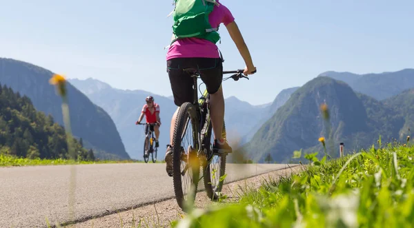 Ativo mulher desportiva andar de bicicleta de montanha na natureza . — Fotografia de Stock