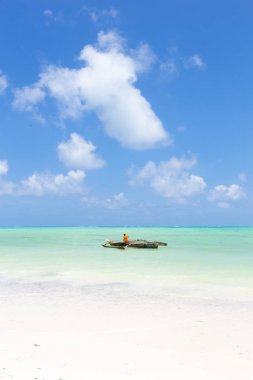 Turkuaz mavisi deniz, Paje, Zanzibar, Tanzanya ile resim mükemmel beyaz kumlu plaj balıkçı teknesi.