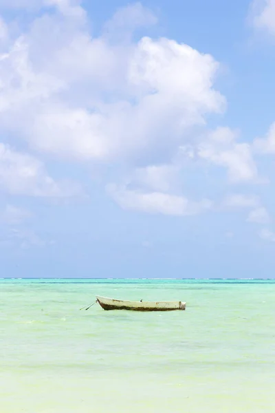 Horgászcsónak a kép tökéletes, fehér homokos tengerpart türkizkék tenger, Paje, Zanzibar, Tanzánia. — Stock Fotó