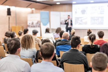 İş konuşmacısı iş konferansında konuşma yapacak..