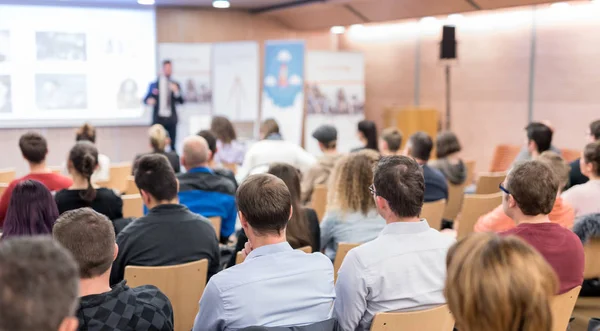 Conférencier Donner une conférence lors d'une réunion d'affaires. — Photo