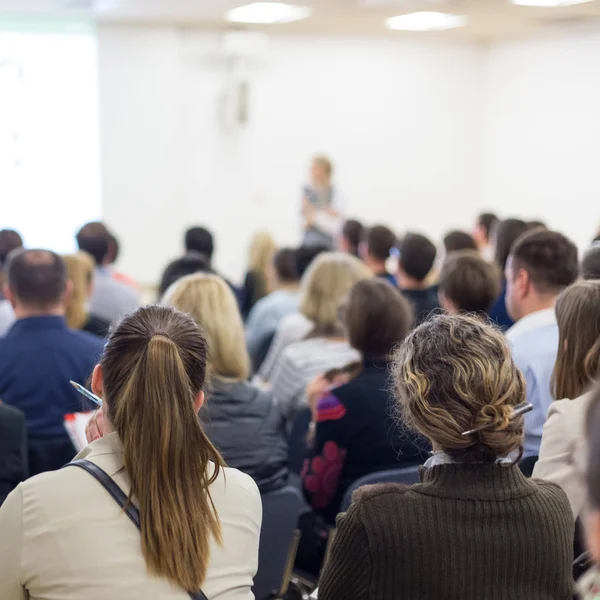 Žena dává prezentaci na obchodní konferenci. — Stock fotografie