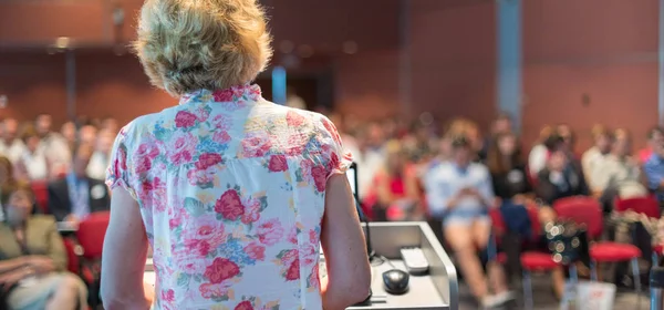 Professorin hält Vorlesungen. — Stockfoto