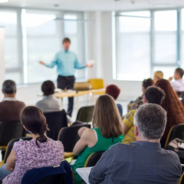 Referent hält Vortrag auf Wirtschaftskonferenz. — Stockfoto