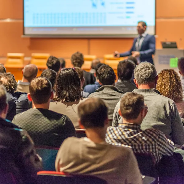 Wirtschaftssprecher hält Vortrag im Konferenzsaal. — Stockfoto