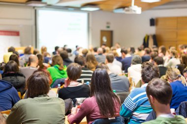 Üniversite konferans salonunda atölye çalışması.