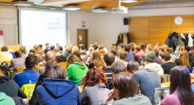 Üniversite konferans salonunda atölye çalışması.