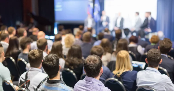 Rundabordsdiskussion vid företags-och entreprenörskapskonferensen. — Stockfoto