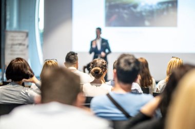Erkek iş konuşmacısı iş konferansında bir konuşma yapıyor.