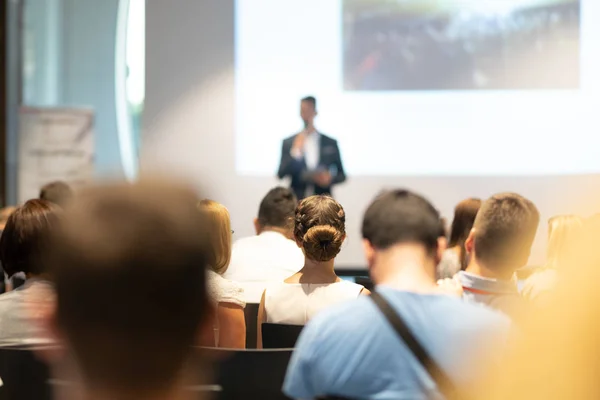 Mužský obchodní řečník přednáší přednášku na obchodní konferenci. — Stock fotografie