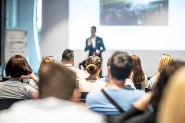 Male business speaker giving a talk at business conference event. — Stock Photo, Image