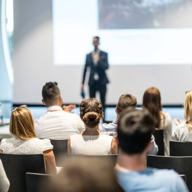 Erkek iş konuşmacısı iş konferansında bir konuşma yapıyor.