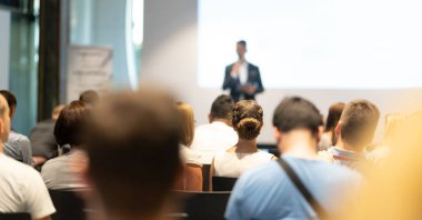 Erkek iş konuşmacısı iş konferansında bir konuşma yapıyor.