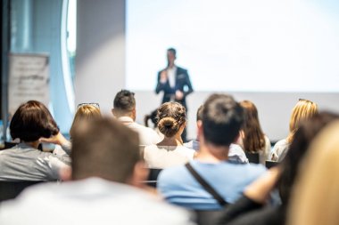 Erkek iş konuşmacısı iş konferansında bir konuşma yapıyor.