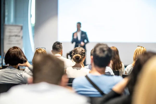 Mannelijke business speaker geeft een lezing op business conference event. — Stockfoto