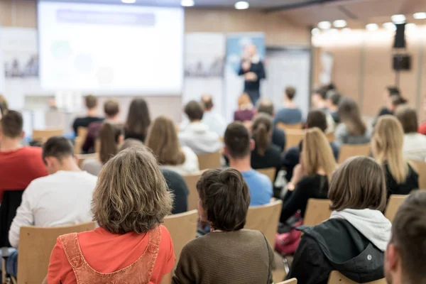 Prelegent biznesowy przemawiający na konferencji biznesowej. — Zdjęcie stockowe