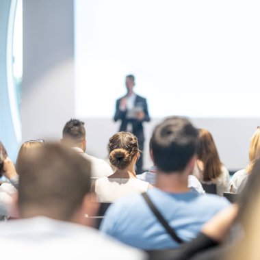 Erkek iş konuşmacısı iş konferansında bir konuşma yapıyor.