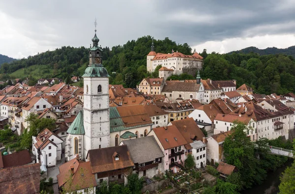 スロベニアのスコフジャ・ロカの旧市街の中世の城 — ストック写真
