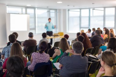 Konuşmacı iş konferansı konferans konuşması hakkında sunum yapıyor.