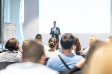 Erkek iş konuşmacısı iş konferansında bir konuşma yapıyor.