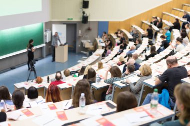 Bilimsel iş konferansında bir konuşma yapan uzman konuşmacı.