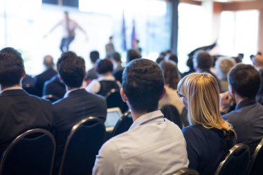 İş konferansı etkinliğinde konuşma yapan iş motivasyonu konuşmacısı.
