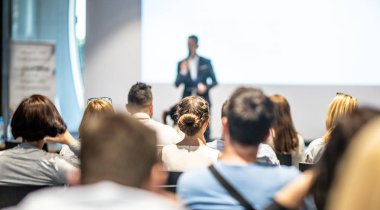 Erkek iş konuşmacısı iş konferansında bir konuşma yapıyor.