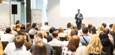 Erkek iş konuşmacısı iş konferansında bir konuşma yapıyor.