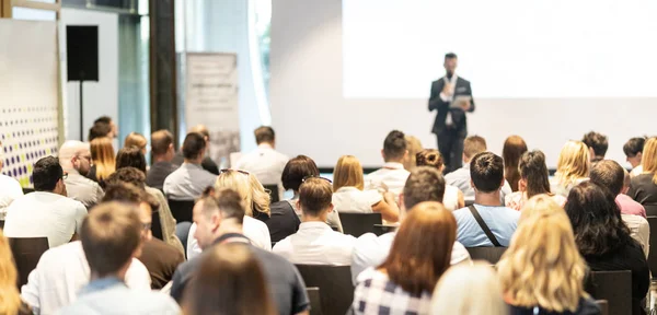 Homme d'affaires conférencier lors d'un événement de conférence d'affaires. — Photo