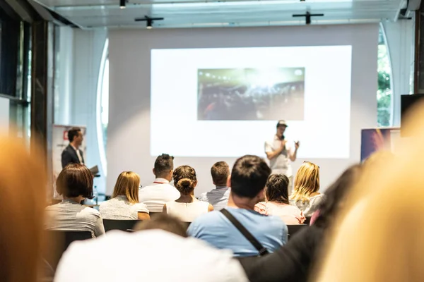 Parlante d'affari maschile che tiene un discorso all'evento della conferenza d'affari. — Foto Stock