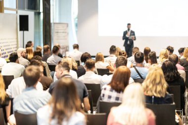 Erkek iş konuşmacısı iş konferansında bir konuşma yapıyor.