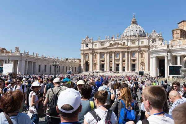 View of St. Peters basilica from St. Peters square in Vatican City, Vatican. — Stock Photo, Image