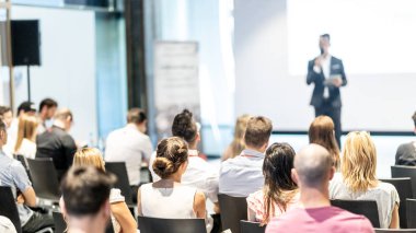 Erkek iş konuşmacısı iş konferansında bir konuşma yapıyor.