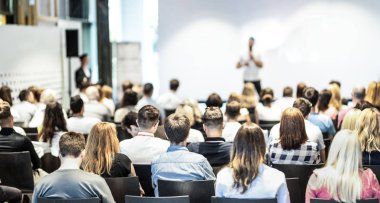 Erkek iş konuşmacısı iş konferansında bir konuşma yapıyor.