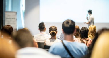 Erkek iş konuşmacısı iş konferansında bir konuşma yapıyor.