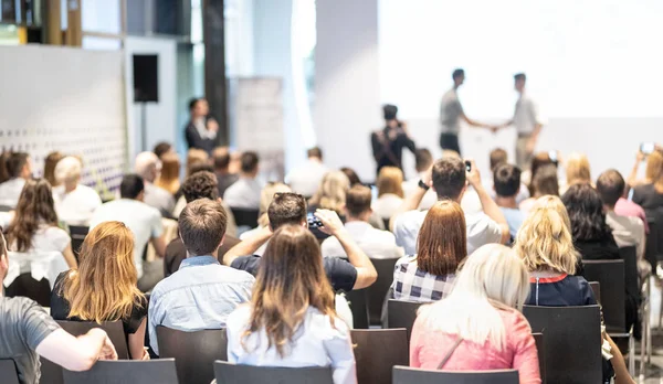 Affärsmän skakar hand för att täta en uppgörelse med sin partner. Tema för prisutdelningen för företag och entreprenörskap. — Stockfoto