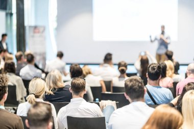 Erkek iş konuşmacısı iş konferansında bir konuşma yapıyor.