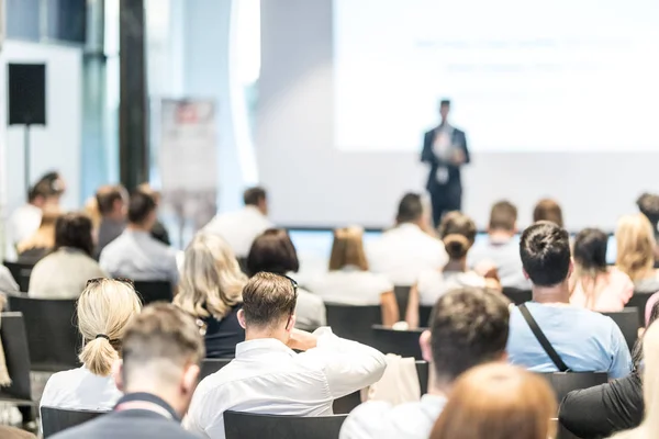 Man företag högtalare hålla ett föredrag på företagskonferens händelse. — Stockfoto