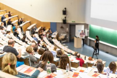 Bilimsel iş konferansında bir konuşma yapan uzman konuşmacı.