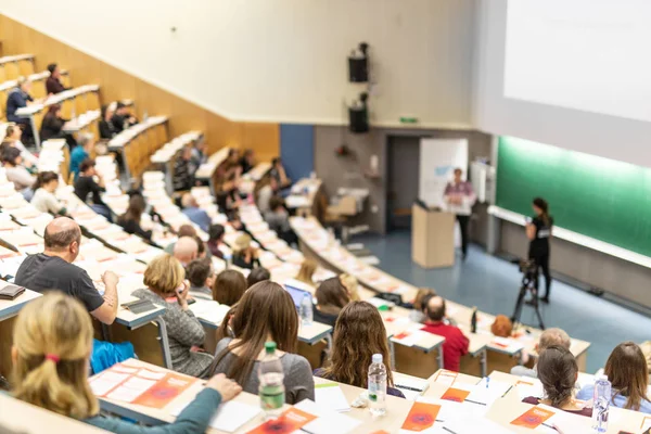 Expertföreläsare håller föredrag på konferens för vetenskapliga företag. — Stockfoto