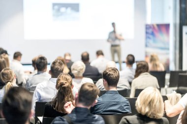 Erkek iş konuşmacısı iş konferansında bir konuşma yapıyor.