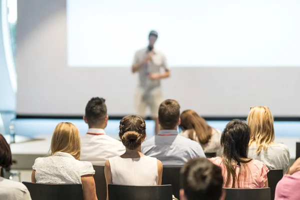 Man företag högtalare hålla ett föredrag på företagskonferens händelse. — Stockfoto