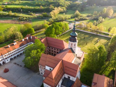 Kostanjevica na Krki manastırının hava manzarası, Kostanjevica Kalesi, Slovenya ve Avrupa olarak atandı.