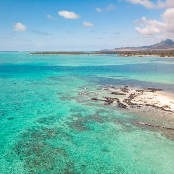 Luchtfoto van het prachtige tropische strand met turquoise zee. Tropische vakantieparadijs bestemming van deAU Douce en Ile aux Cerfs Mauritius — Stockfoto