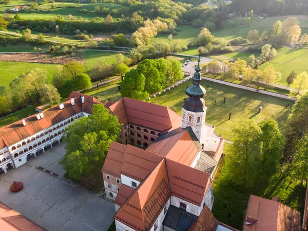 Letecký pohled na cisterciácký klášter Kostanjevica na Krki, útulně jmenován hradem Kostanjevica, Slovinsko, Evropa — Stock fotografie